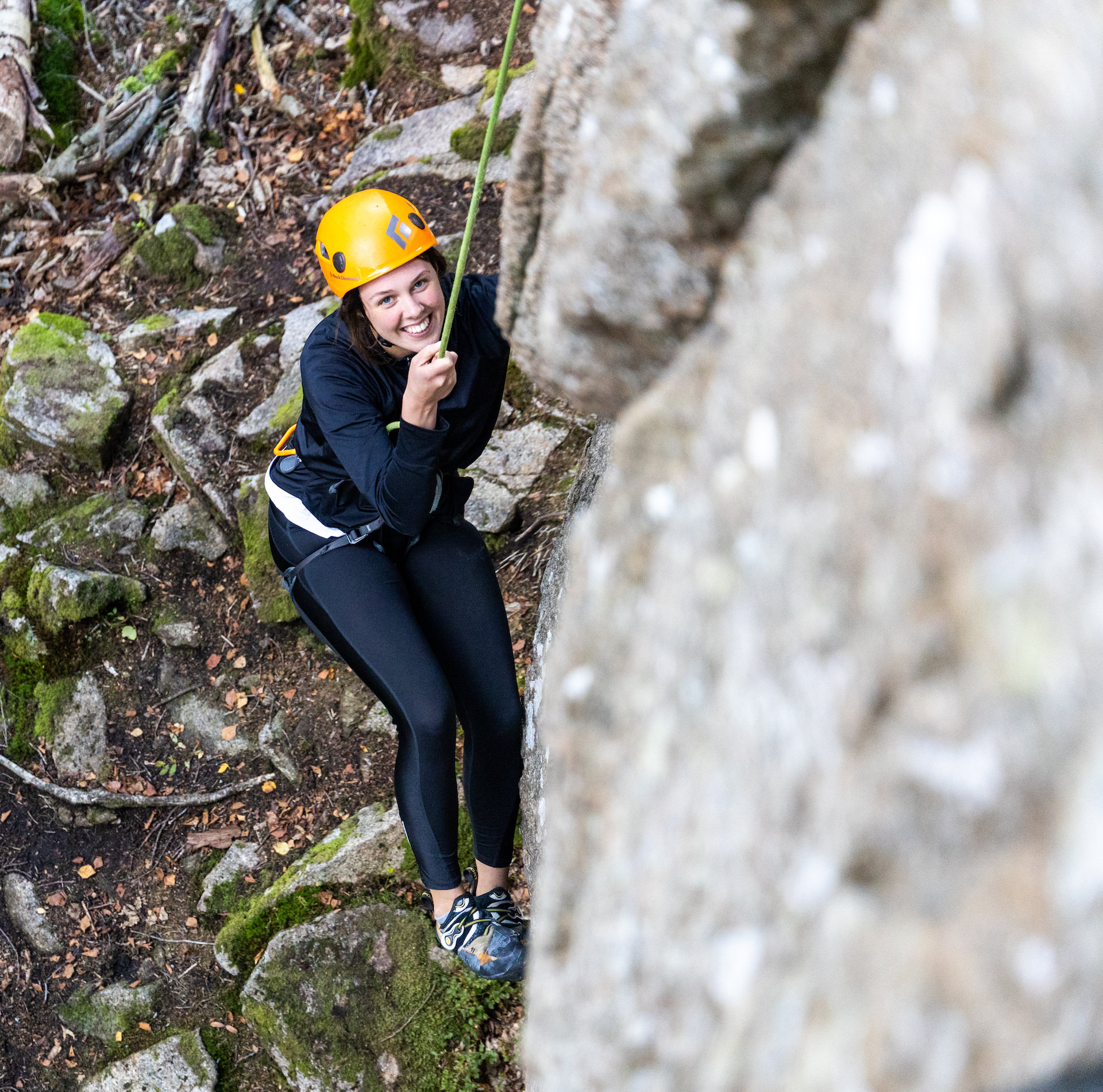 Kvinna hänger i ett klätterrep